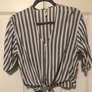 Cropped tie front shirt